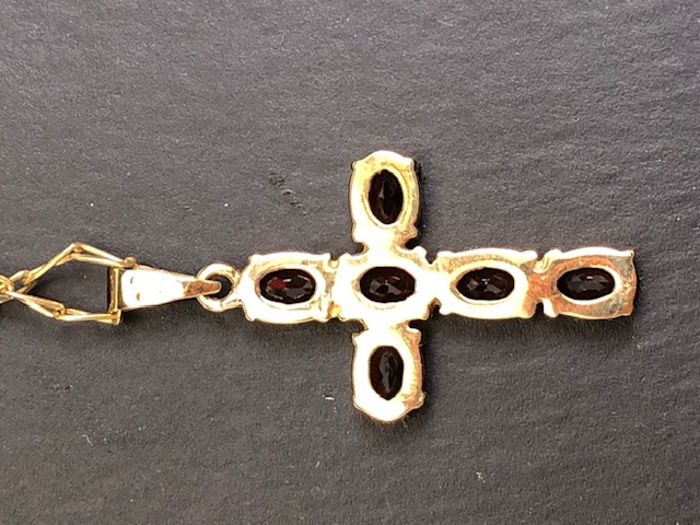 9ct Gold chain with a 9ct Gold pendant cross set with garnets (total weight approx 6.5g - Image 6 of 7
