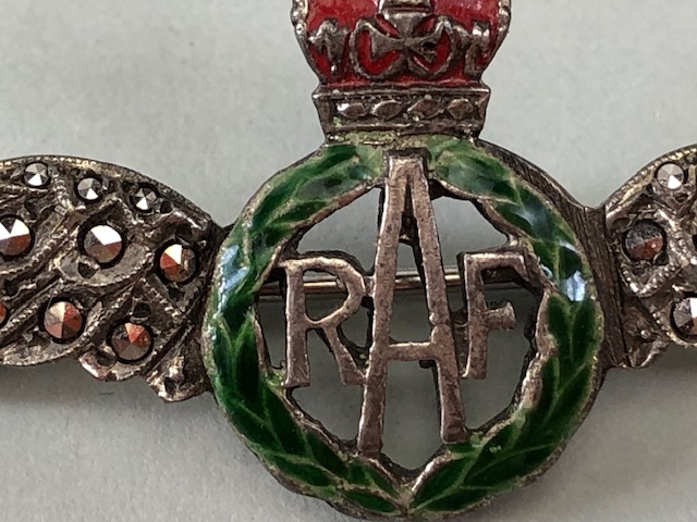 Militaria brooches and badges to include early 20th century RAF Sweetheart wings brooch and Royal - Image 4 of 17