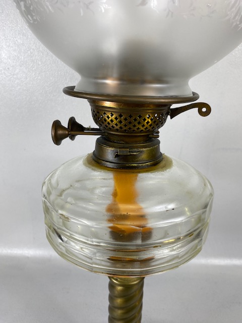 Antique Oil Lamp, Brass twisted column base with clear glass reservoir frosted etched glass shade - Image 3 of 7