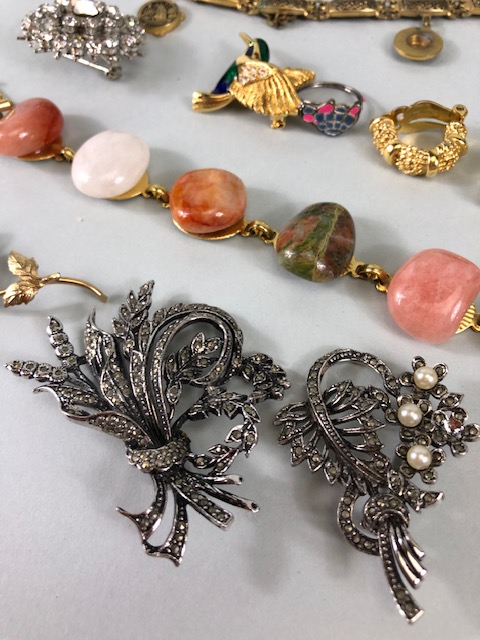 Costume Jewellery, small quantity of vintage and antique costume jewellery to include brooches, - Image 4 of 19