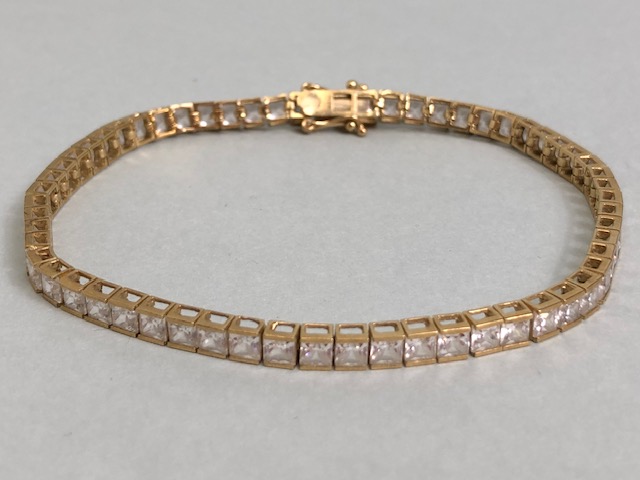 9ct Gold Tennis style bracelet marked 375 CZ and approx 19cm in length total weight 9.9g - Image 7 of 9