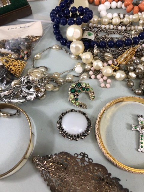 Collection of vintage costume jewellery to include, beads, bangles, earrings chains, brooches etc - Image 5 of 11