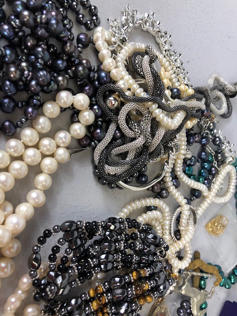 A good collection of costume jewellery to include fashion and vintage watches, pearls, silver - Image 12 of 16