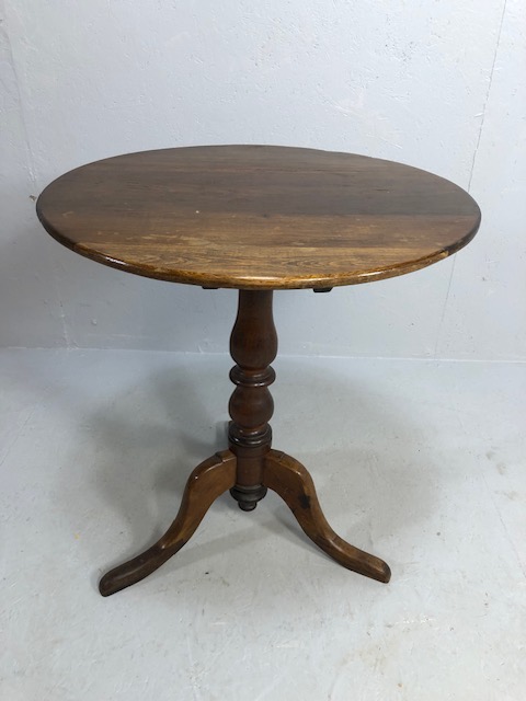 Antique furniture, 19th century tilt top tea table on tripod legs approximately 67cm across