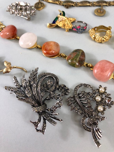 Costume Jewellery, small quantity of vintage and antique costume jewellery to include brooches, - Image 5 of 19