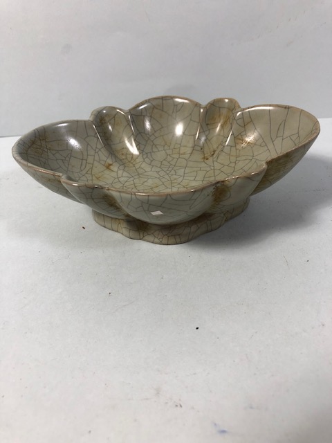 Chinese Ceramic Lotus leaf dish with crackle glaze approximately 16cm - Image 3 of 4