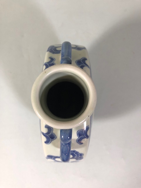 Chinese style blue and white bulls eye vase by the Mann company approximately 26cm high - Image 5 of 6