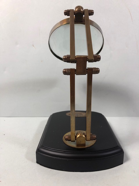 Laboratory style brass framed magnifying glass on wooden base - Image 4 of 4