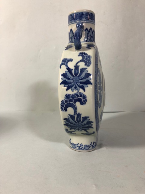 Chinese style blue and white bulls eye vase by the Mann company approximately 26cm high - Image 4 of 6
