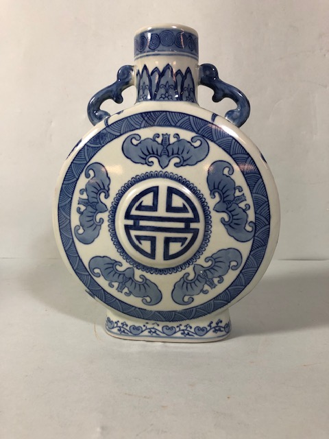 Chinese style blue and white bulls eye vase by the Mann company approximately 26cm high - Image 2 of 6