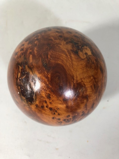 Polished wooden ball made from a tree burr approximately 9cm diameter - Image 3 of 3