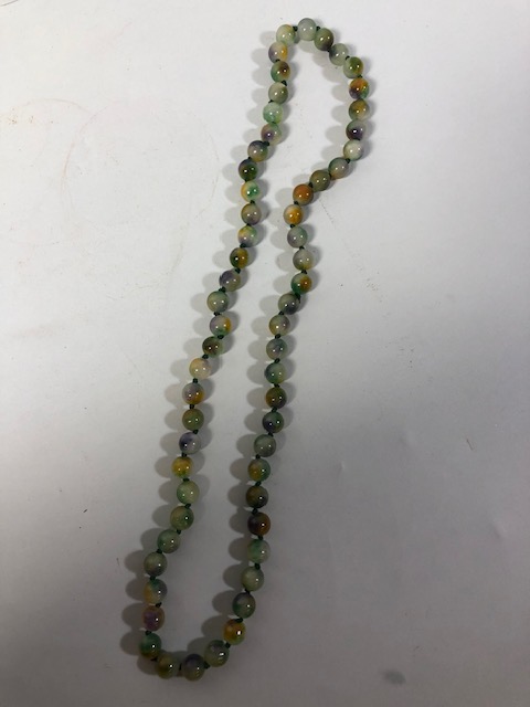 Polished jade type stone bead necklace of mixed colours approximately 40cm - Image 5 of 5