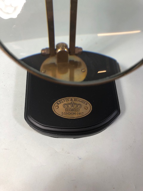 Laboratory style brass framed magnifying glass on wooden base - Image 2 of 4