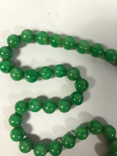 Polished green stone bead necklace approximately 40cm - Image 3 of 4