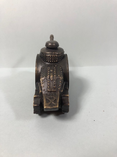 Cast metal clock of bronze finish in the shape of a WW1 tank, winds and runs, approximately 16cm - Image 4 of 6