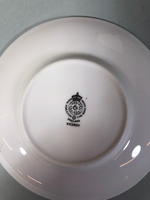 Quantity of Royal Worcester bone China , in white with gilt rim decoration, 5 dinner plates, 6 lunch - Image 8 of 10