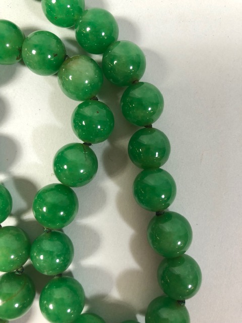 Polished green stone bead necklace approximately 40cm - Image 2 of 4