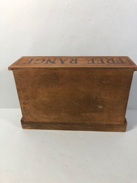 Wooden egg box or cupboard with wire mesh front approximately 38 x 12 x 25 cm - Image 6 of 7