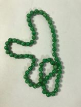 Polished green stone bead necklace approximately 40cm
