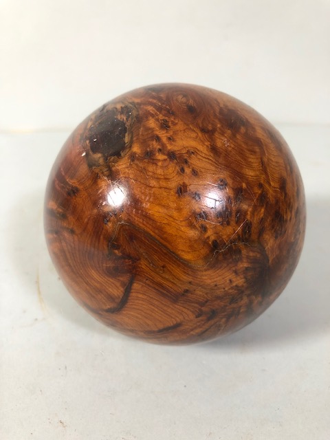 Polished wooden ball made from a tree burr approximately 9cm diameter - Image 2 of 3