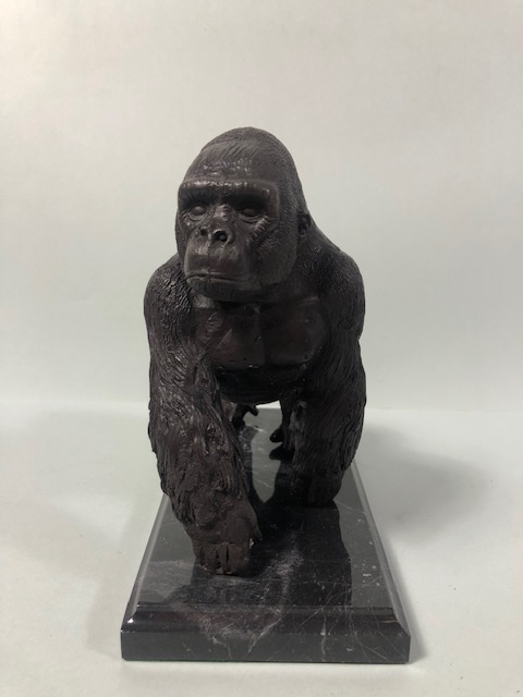 Bronze Gorilla statue on a polished marble base approximately 20 x 18cm - Image 3 of 5