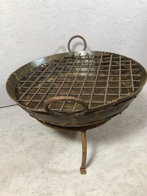 Large Garden Iron fire pit on stand with mesh grid approximately 62cm across - Image 3 of 10