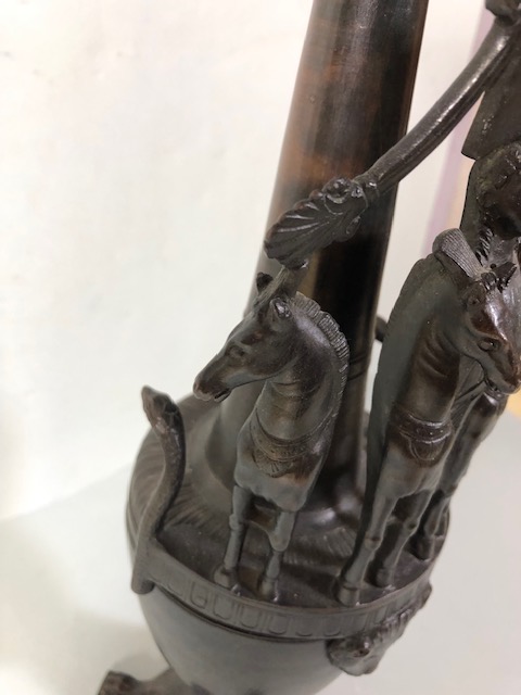 Greco Roman style patinated brass wine vessel depicting a charioteer and horses, approximately - Bild 3 aus 12