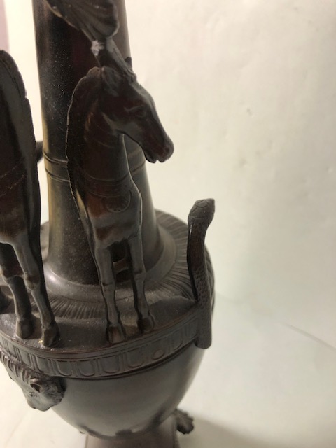 Greco Roman style patinated brass wine vessel depicting a charioteer and horses, approximately - Bild 4 aus 12