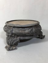 Decorative cast metal pot stand of Regency style, dark green patination, approximately 10cm high, to