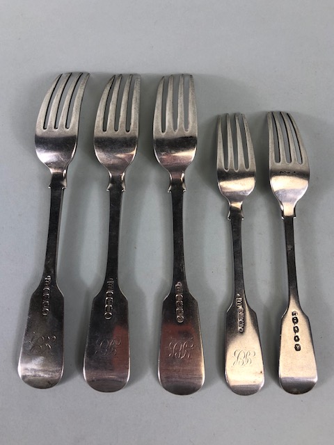 Collection of hallmarked silver dining forks various years and makers (5) approx 320g - Image 2 of 7