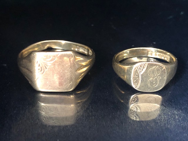 9ct gold cushion signet ring approximately 3.9g size X, along with a 9ct goldcushion signet ring