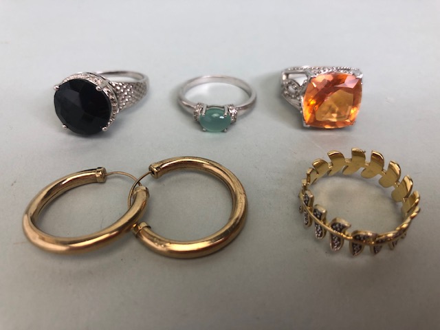 Jewellery to include silver rings and a a pair of Gold coloured hooped earrings (5)