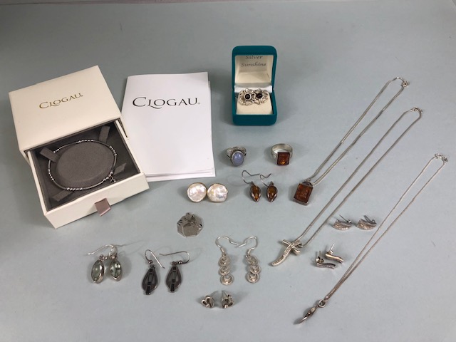 Silver jewellery, collection of modern 925 and hallmarked silver jewellery to include earrings,