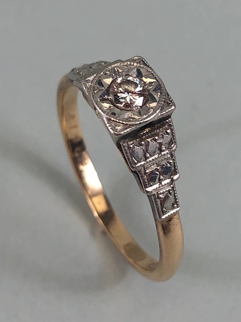 Antique 18ct and plat single stone diamond ring with stepped shoulders approximately 3.3 g size O