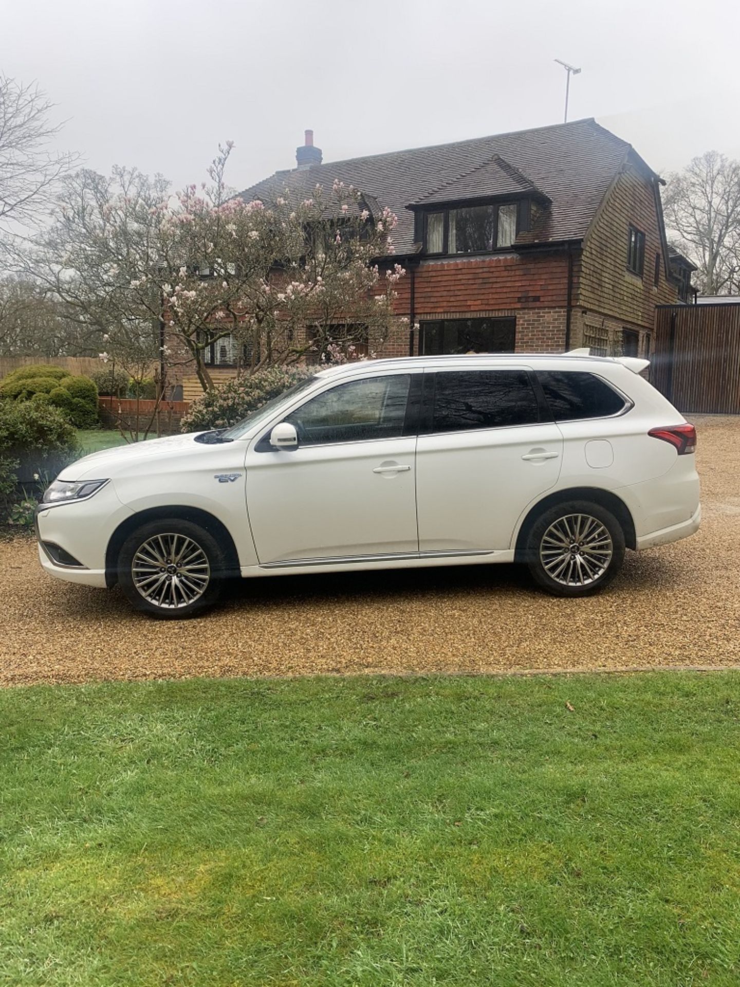 [FV20 EEP] Mitsubishi Outlander Reflex COM+ PHE (White) - Image 8 of 16