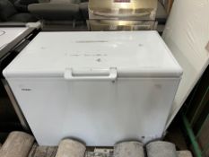 1 HAIER HCE319F FREESTANDING CHEST FREEZER, 319L TOTAL CAPACITY RRP Â£449 (DENTED ON THE SIDE)