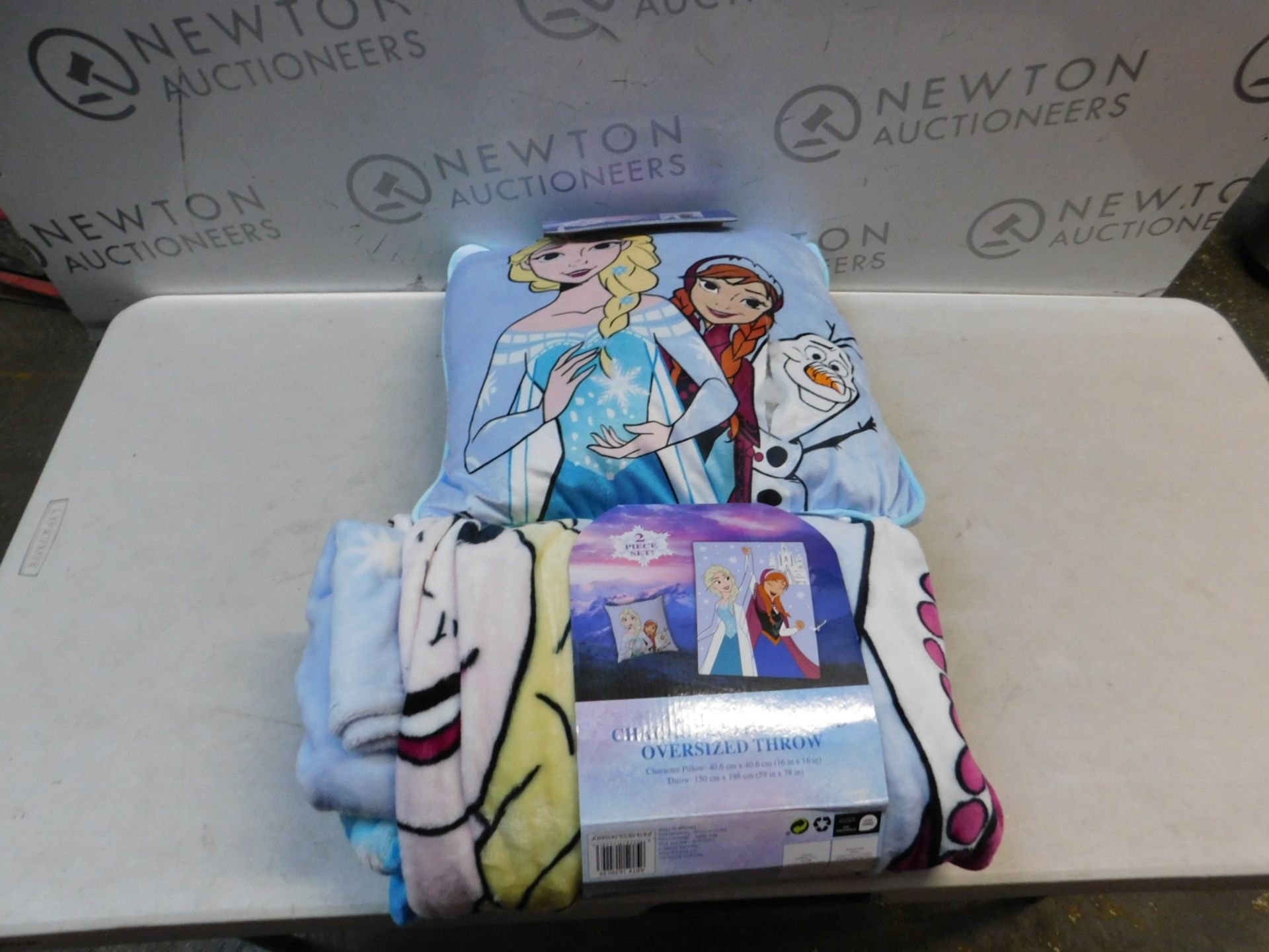 1 PACKED DISNEY FROZEN CHARACTER PILLOW AND OVERSIZED THROW RRP Â£29.99