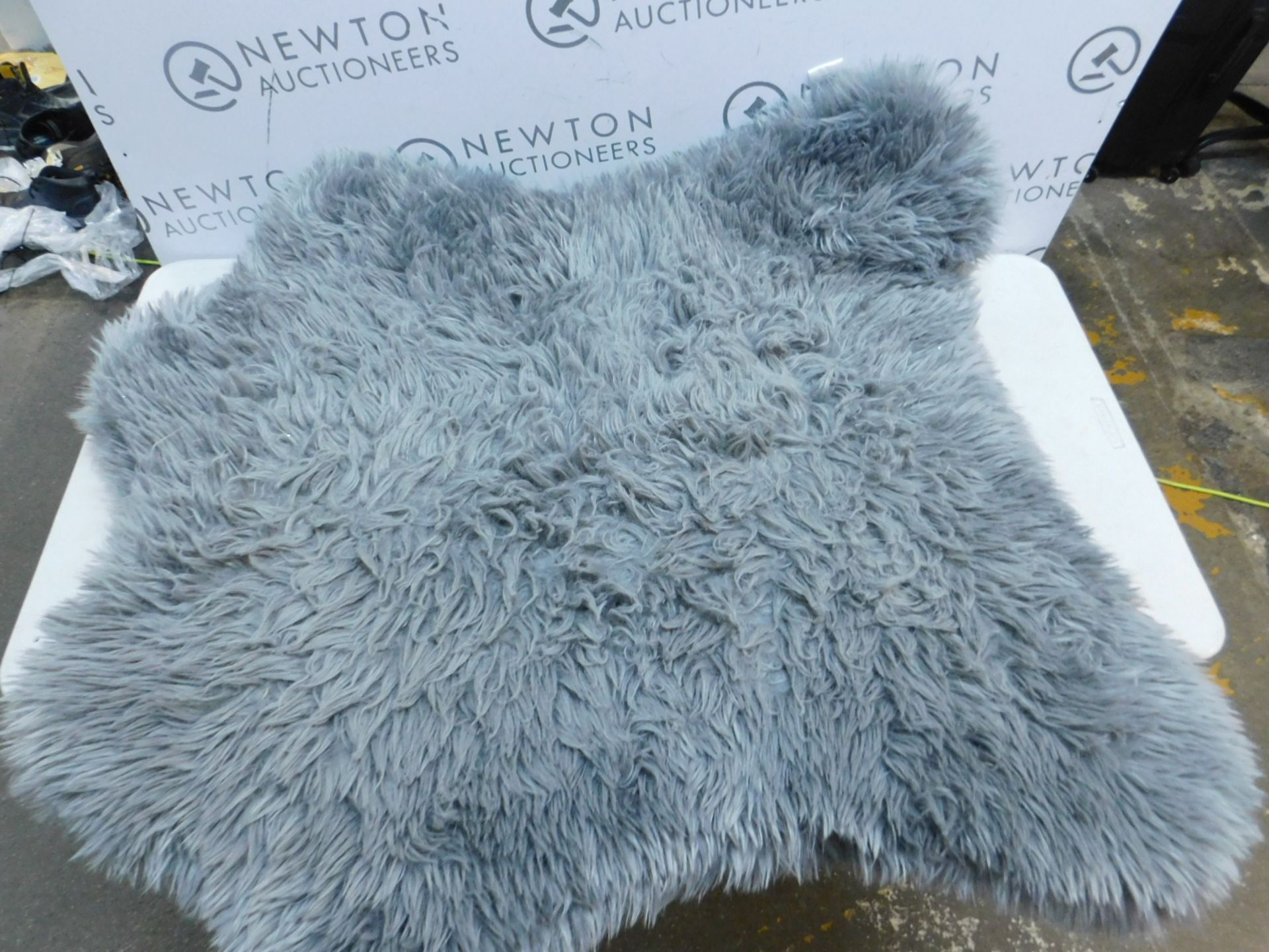 1 MON CHATEAU ORTHOPAEDIC FAUX FUR PET BED, 101 X 88 CM RRP Â£49