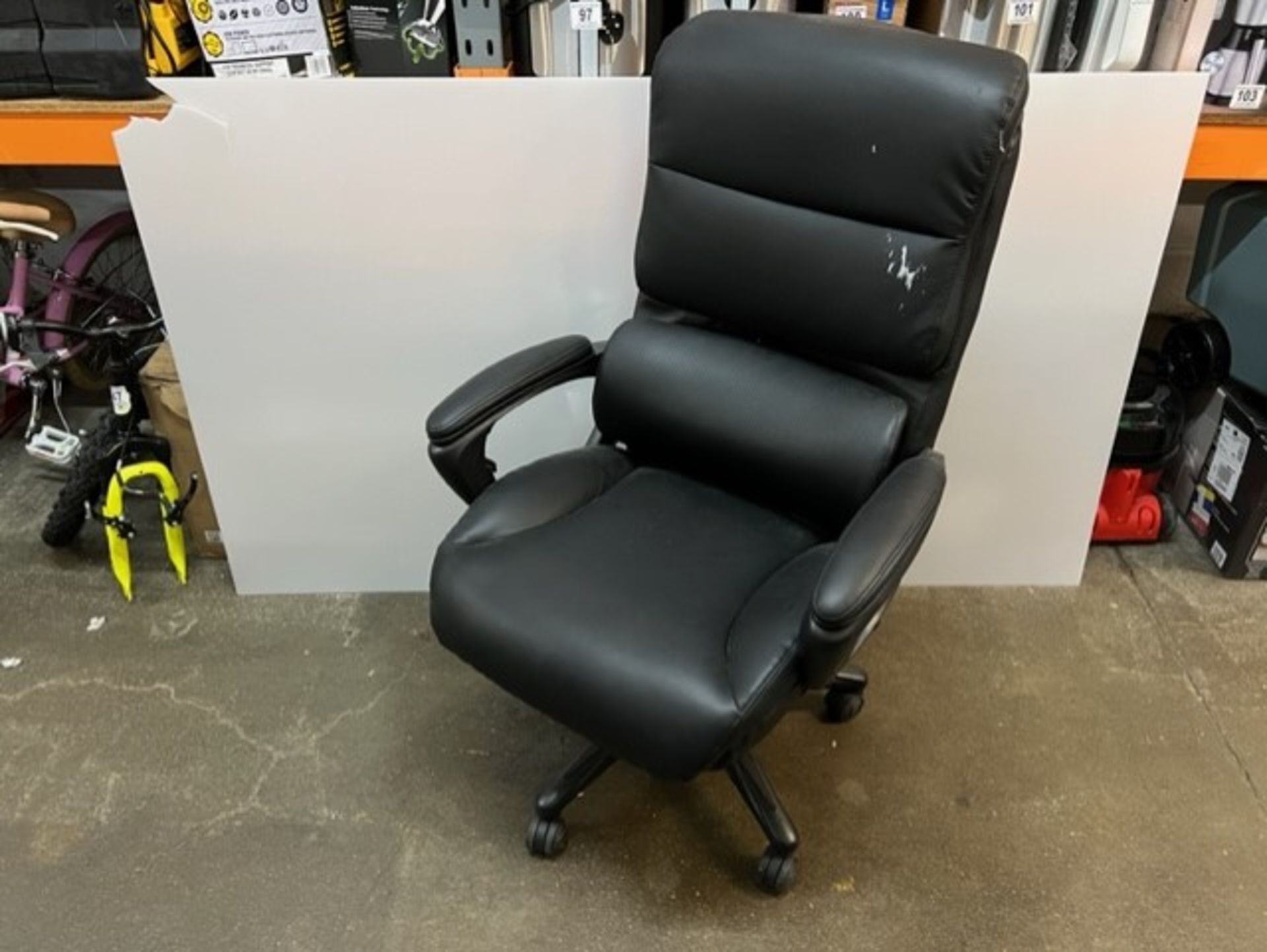 { Choice of lots 429, 430 } 1 LAZBOY AIR EXECUTIVE BLACK BONDED