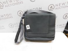 1 TARGUS LAPTOP SHOULDER BAG RRP Â£39