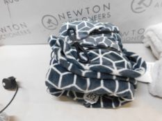 1 BROOKSTONE HEATED THROW 127 X 152 CM RRP Â£39.99