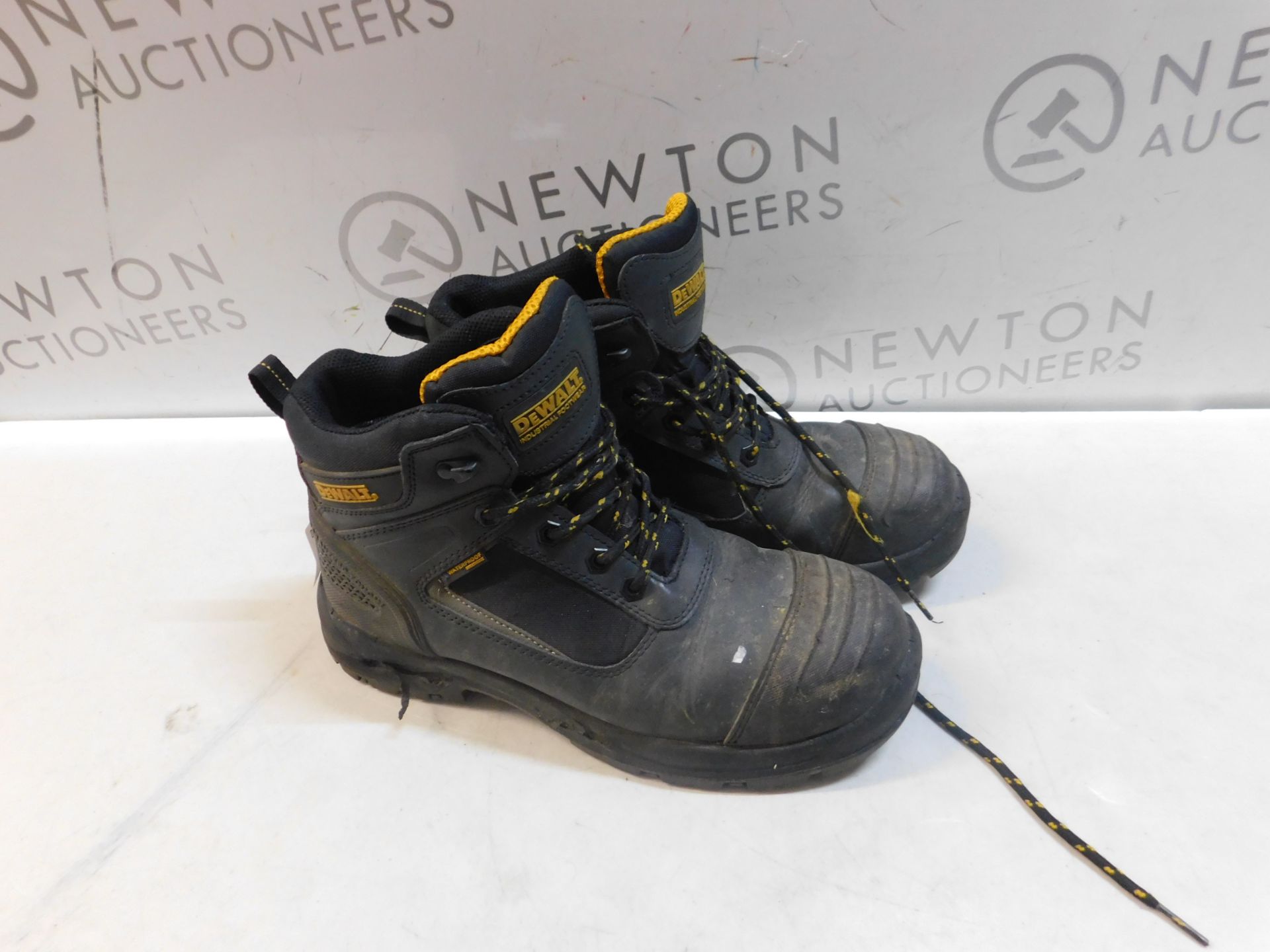 1 PAIR OF DEWALT WORK BOOTS UK SIZE 9 RRP Â£49