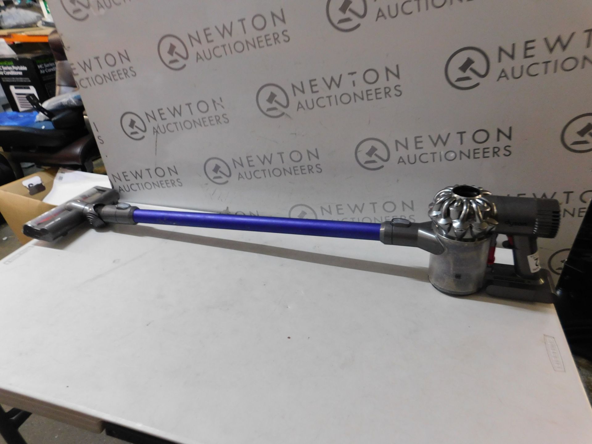 1 DYSON V6 CORDLESS HANDEHELD VACUUM CLEANER RRP Â£299 (POWERS ON WORKING, NO CHARGER)