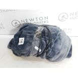 1 BROOKSTONE HEATED THROW 127 X 152 CM RRP Â£39.99