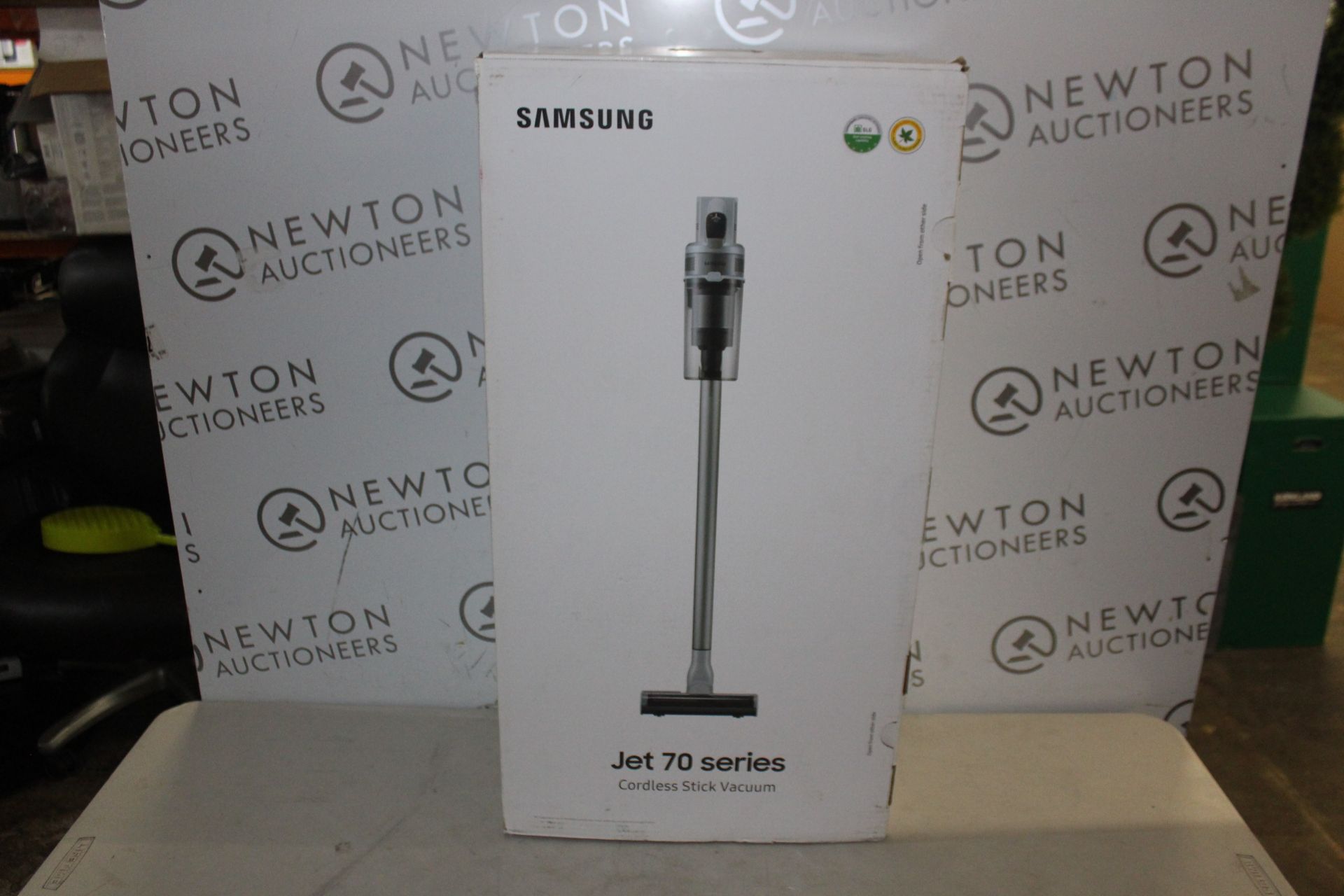 1 BOXED SAMSUNG JET 70 TURBO 21.6V VACUUM CLEANER WITH BATTERY AND CHARGER RRP Â£299