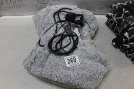 1 BROOKSTONE HEATED THROW 127 X 152 CM RRP Â£39.99