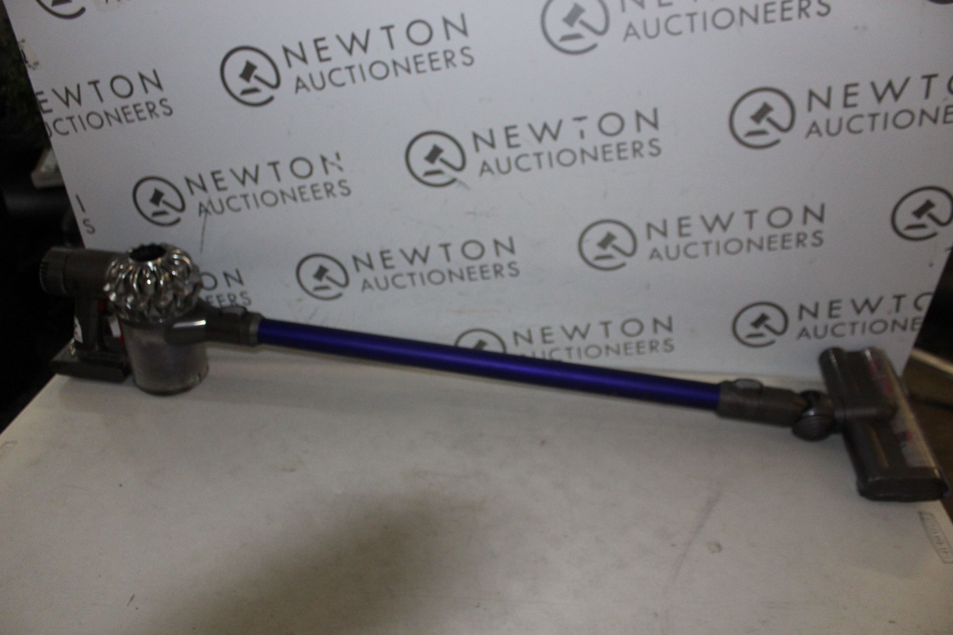 1 DYSON V6 CORDLESS HANDEHELD VACUUM CLEANER RRP Â£299 (POWERS ON WORKING, NO CHARGER)