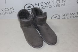 1 KIRKLAND SIGNATURE LADIES SHEARLING BOOT IN GREY RRP Â£34.99 (LIKE NEW)