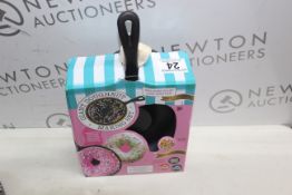 1 BOXED GIANT DOUGHNUT MAKER SET RRP Â£22.99