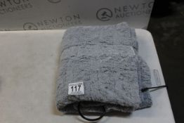 1 BROOKSTONE HEATED THROW 127 X 152 CM RRP Â£39.99